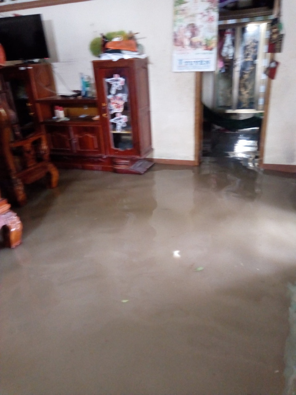 Ninh Thuận mênh mông “biển nước”, mưa vẫn chưa ngừng - 12 Nước tràn vào nhà gây hư hỏng nhiều vật dụng, người dân phải sơ tán đến nơi khác