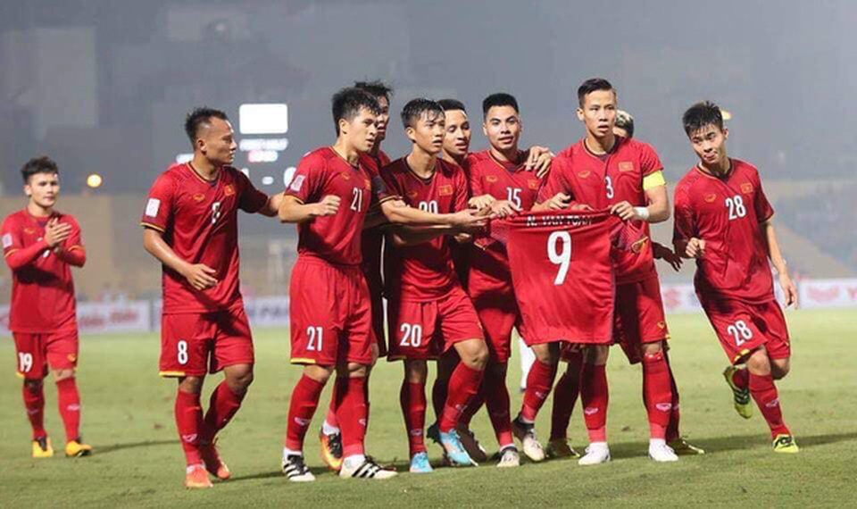 Nghẹn lòng với lời tâm sự của Văn Toàn sau khi chia tay AFF Cup 2018 - 1
Những tuyển thủ Việt Nam giơ áo của Văn Toàn khi ăn mừng. Đó là hành động để an ủi người đồng đội