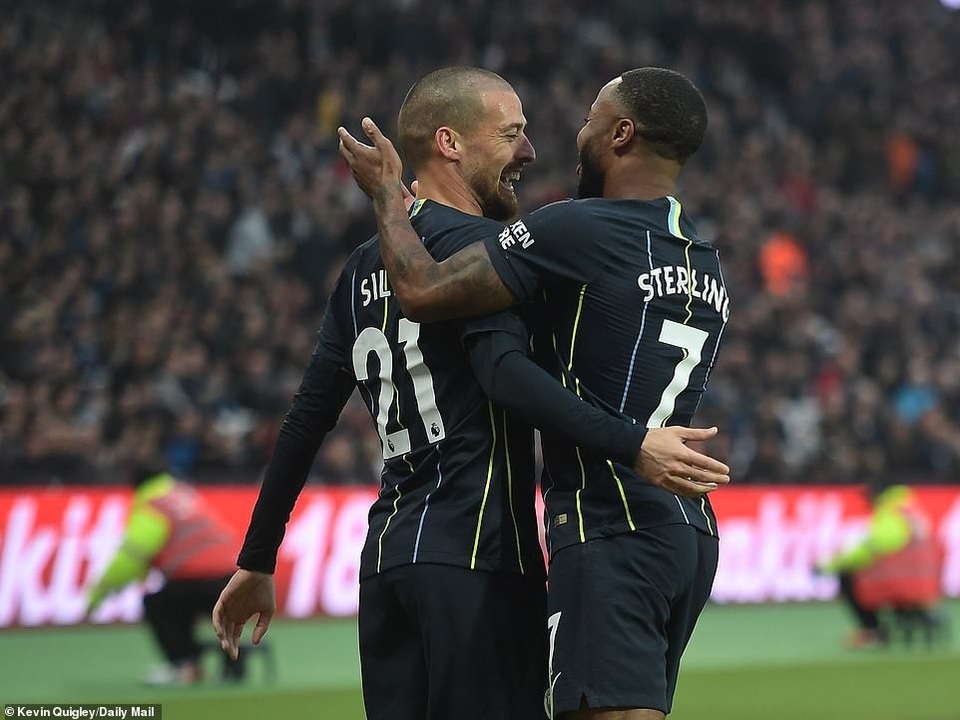 West Ham 0-4 Man City: "Người cũ" Pellegrini phải cúi đầu - 2
Niềm vui của cầu thủ kiến tạo và ghi bàn mở tỉ số cho Man City