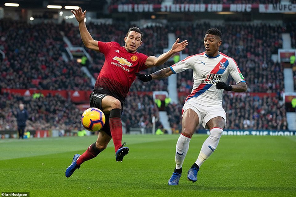 Man Utd 0-0 Crystal Palace: Ngập tràn thất vọng - 3
Darmian (trái) lần đầu tiên được thi đấu ở Premier League mùa giải năm nay