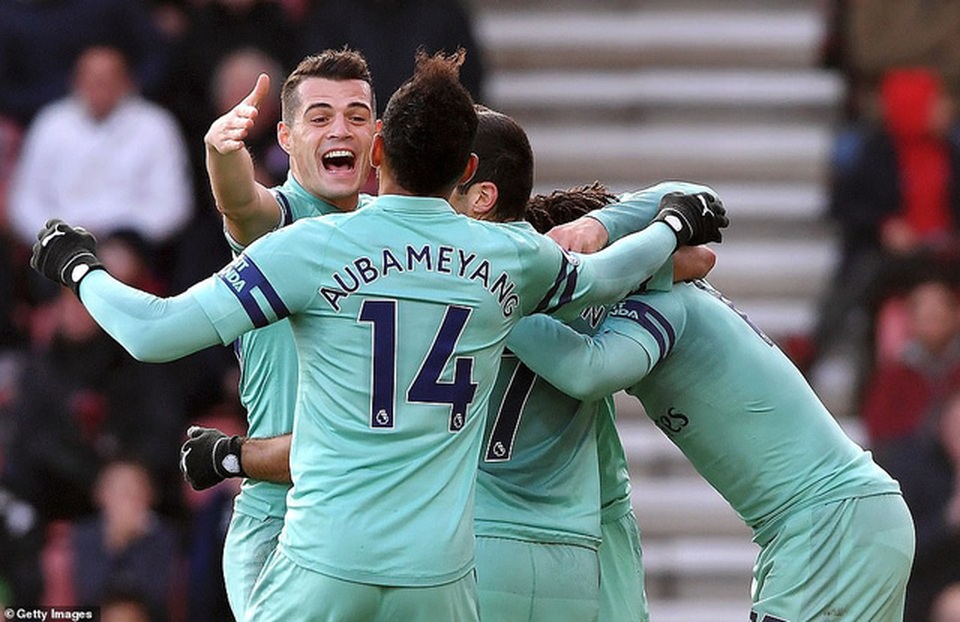 Bournemouth 1-2 Arsenal: Niềm vui trở lại với "Pháo thủ" - 3
Niềm vui của các cầu thủ Arsenal sau khi làm tung lưới Bournemouth