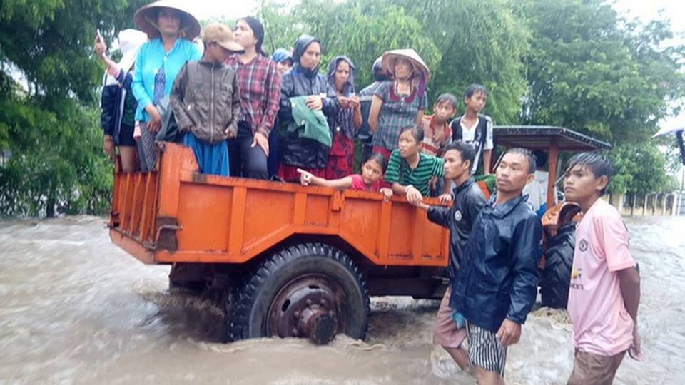 Ninh Thuận mênh mông “biển nước”, mưa vẫn chưa ngừng - 9 Người dân thôn Mỹ Nghiệp- thị trấn Phước Dân- Ninh Phước được di dời ra khỏi vùng lũ.