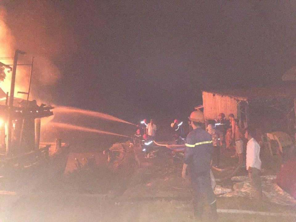 Hai tàu đánh cá bốc cháy khi đang neo đậu tránh bão - 2 Vụ cháy không thiệt hại về người (ảnh Nguyễn Sự)