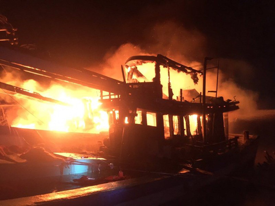 Hai tàu đánh cá bốc cháy khi đang neo đậu tránh bão - 1
Tàu tránh bão bốc cháy trong đêm (ảnh Nguyễn Sự)