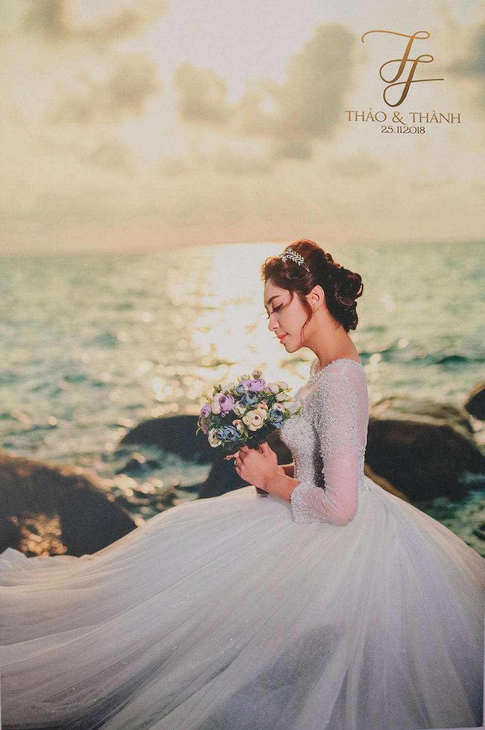 Cô dâu Đặng Thu Thảo dịu dàng khi khoác lên chiếc áo cô dâu