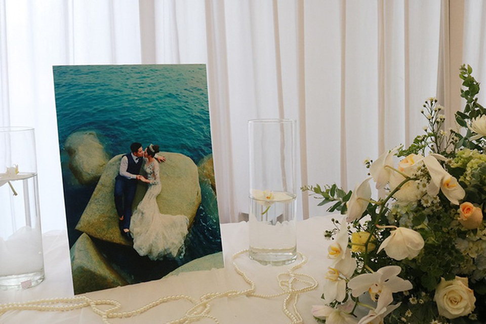 Hoa hậu Đại dương Đặng Thu Thảo ngọt ngào hôn chồng trong hôn lễ - 2