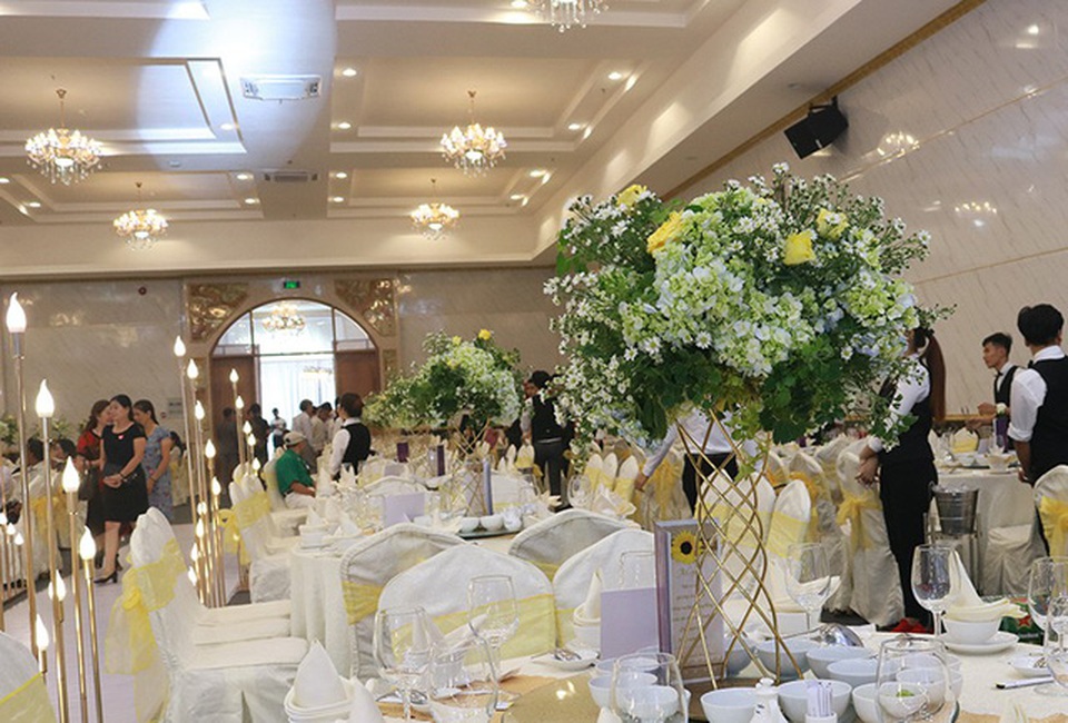 Không gian đãi tiệc nổi bật khi được trang trí bằng những đóa hoa cẩm tú cầu