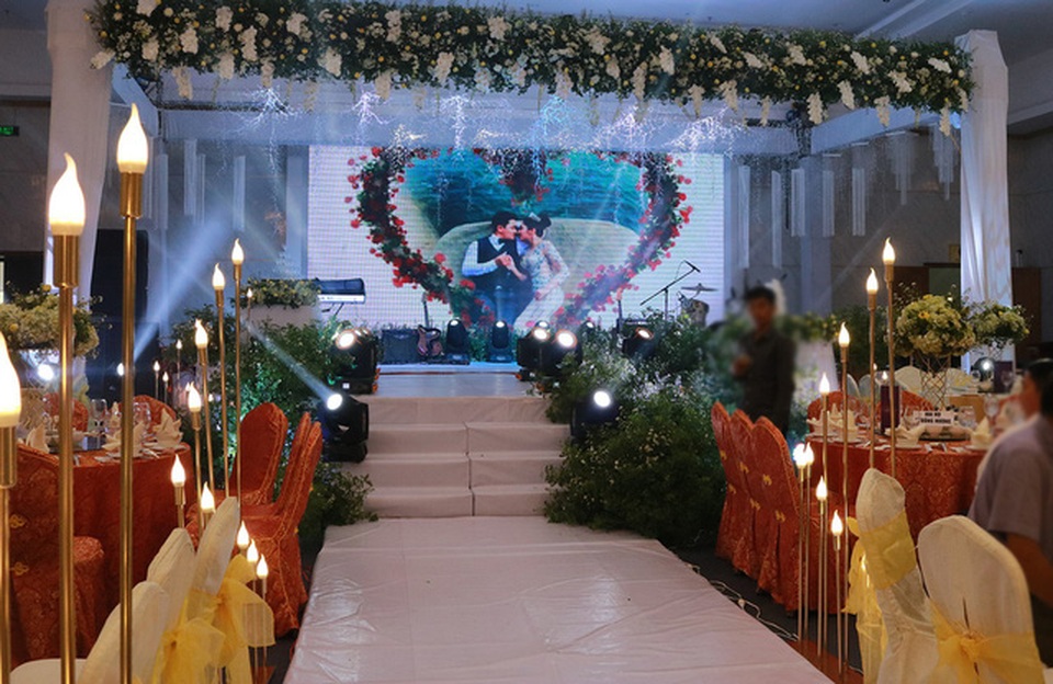 Hoa hậu Đại dương Đặng Thu Thảo ngọt ngào hôn chồng trong hôn lễ - 16