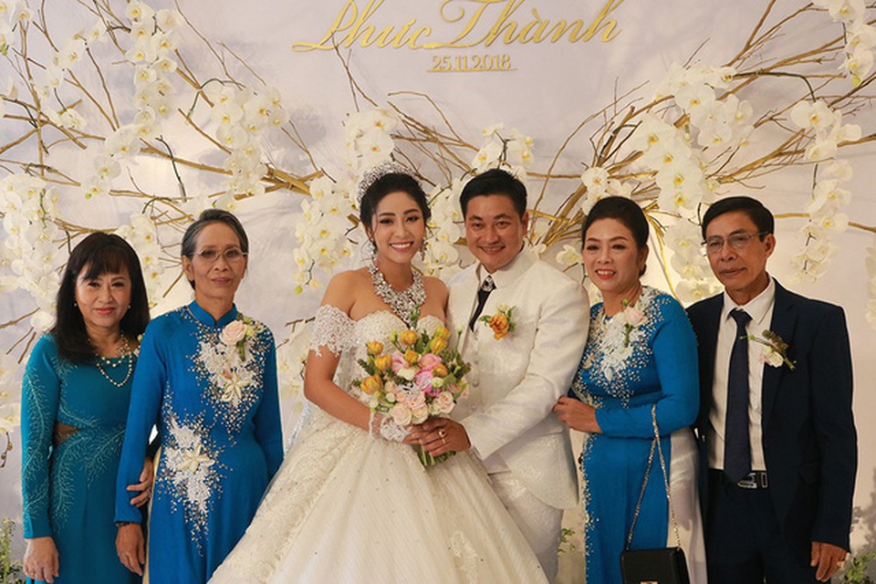 Đặng Thu Thảo và chồng chụp ảnh lưu niệm cùng ba mẹ hai bên