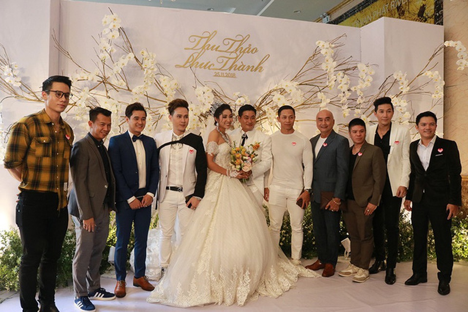 Đông đảo bạn bè của cô dâu - chú rể từ Sài Gòn cũng đến Cần Thơ chia vui cùng cặp đôi