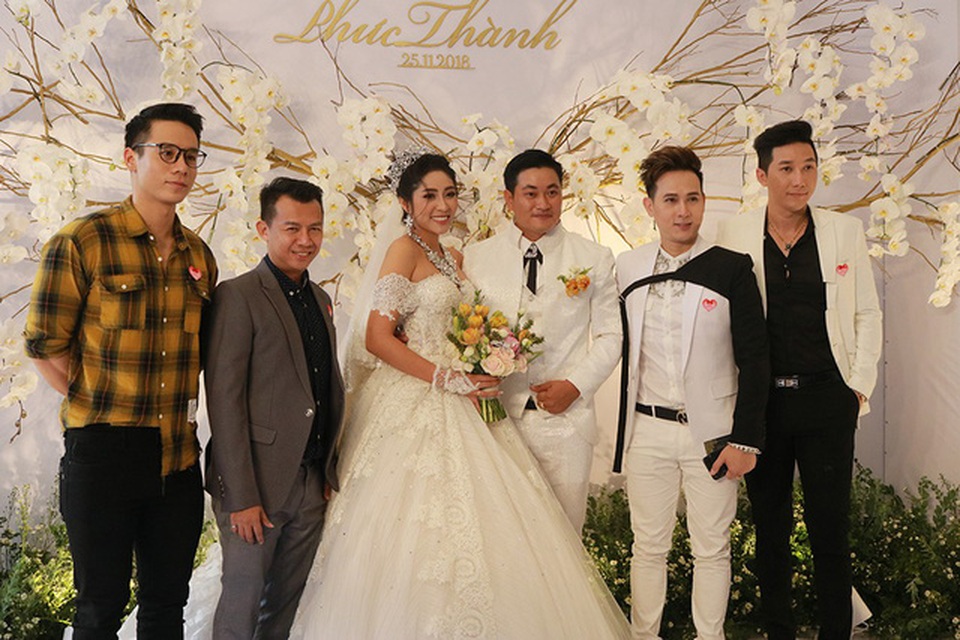 Nam vương Cao Xuân Tài (áo sọc) và ông trùm hoa hậu Tạ Nguyên Phúc