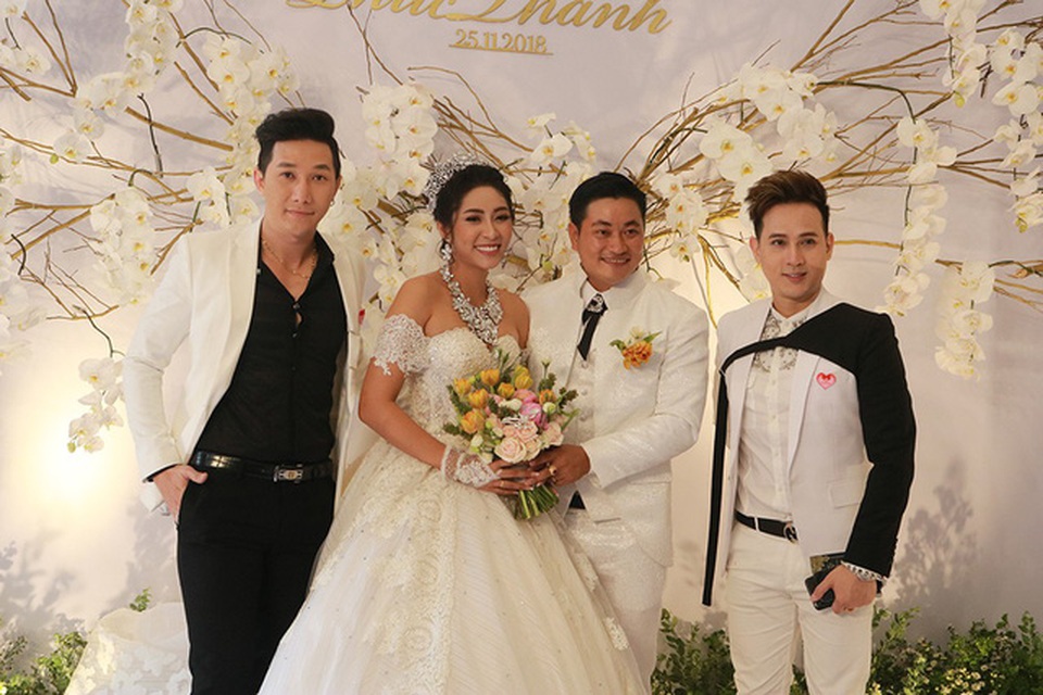 Người mẫu Nam Phong và ca sĩ Nguyên Vũ đến chúc mừng Đặng Thu Thảo. Cả hai là người bạn rất thân thiết của cô dâu nên không thể vắng mặt trong ngày vui của cô.