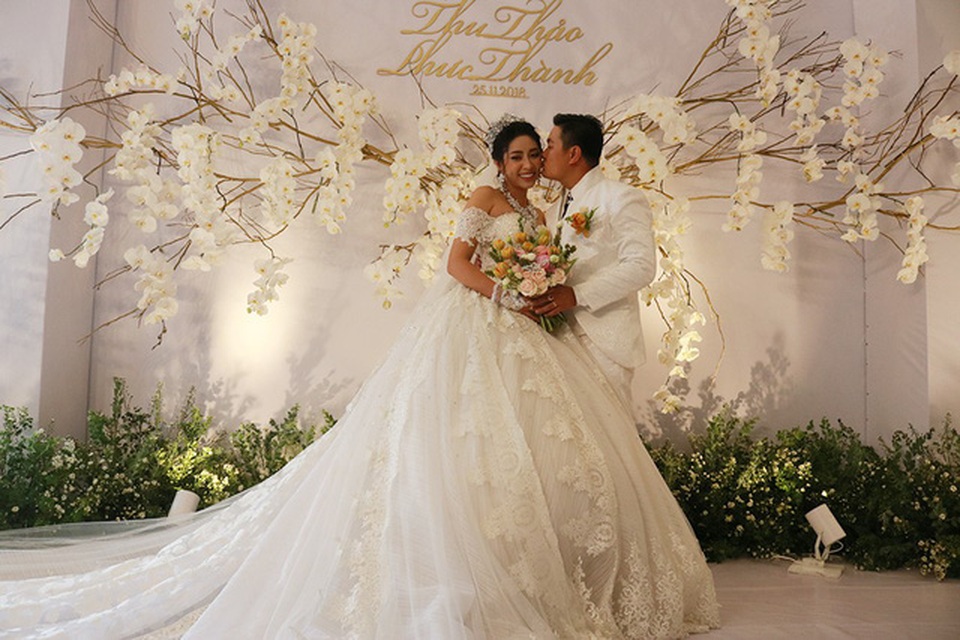 Chú rể Phúc Thành thường xuyên dành nụ hôn cho vợ trước sự chứng kiến của quan viên hai họ