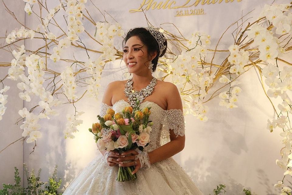 Đặng Thu Thảo cũng chọn phong cách trang điểm nhẹ nhàng để tạo sự tự nhiên