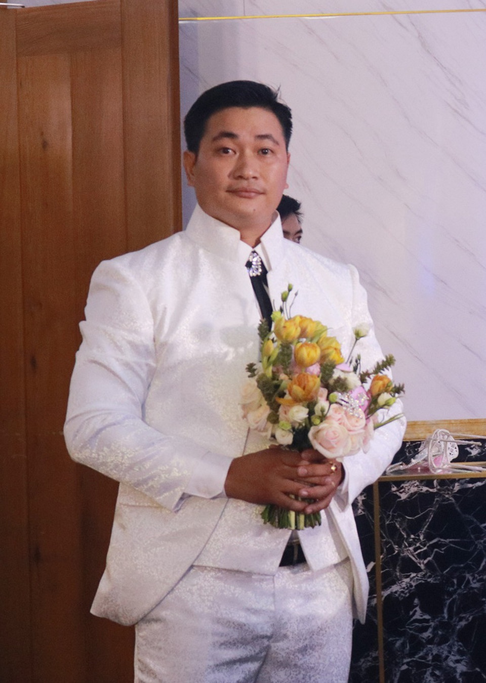 Chú rể Phúc Thành hồi hộp trước giờ diễn ra hôn lễ, anh cũng thể hiện khả năng ca hát của mình