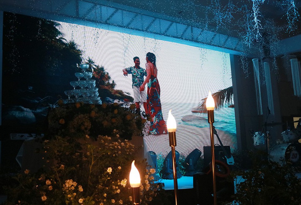 Sân khấu chính trình chiếu những khoảnh khắc ngọt ngào của cặp đôi khi đi chụp ảnh cưới ở biển