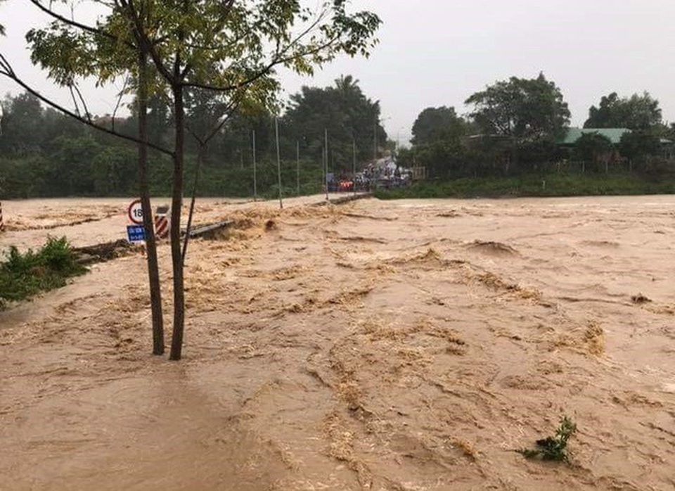 Khánh Hòa: Ngày mai, hơn 275.000 học sinh tiếp tục nghỉ học do mưa lũ - 1 Mưa lũ đêm qua đến sáng 25/11 khiến huyện miền núi Khánh Sơn, Khánh Hòa bị ngập nặng ở các cầu tràn