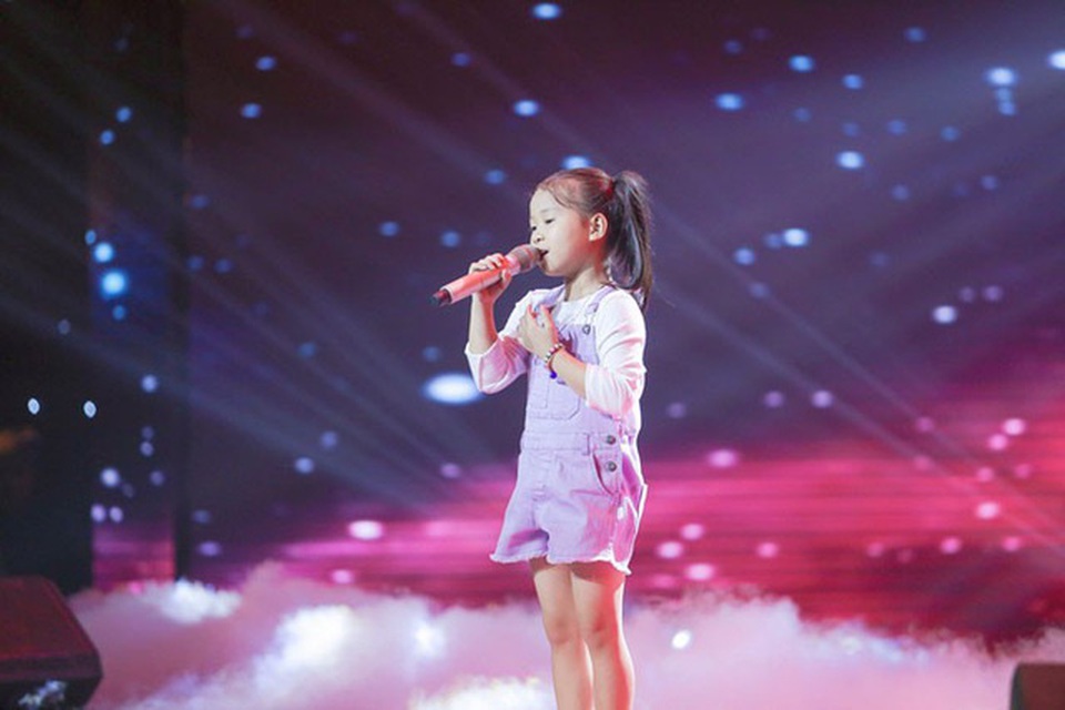 Vũ Cát Tường- Soobin Hoàng Sơn buồn rũ rượi nhìn học trò ôm nhau khóc - 4 Vũ Cát Tường và Soobin Hoàng Sơn rưng rưng khi phải đưa cô bé 7 tuổi Hải Yến vào top nguy hiểm.