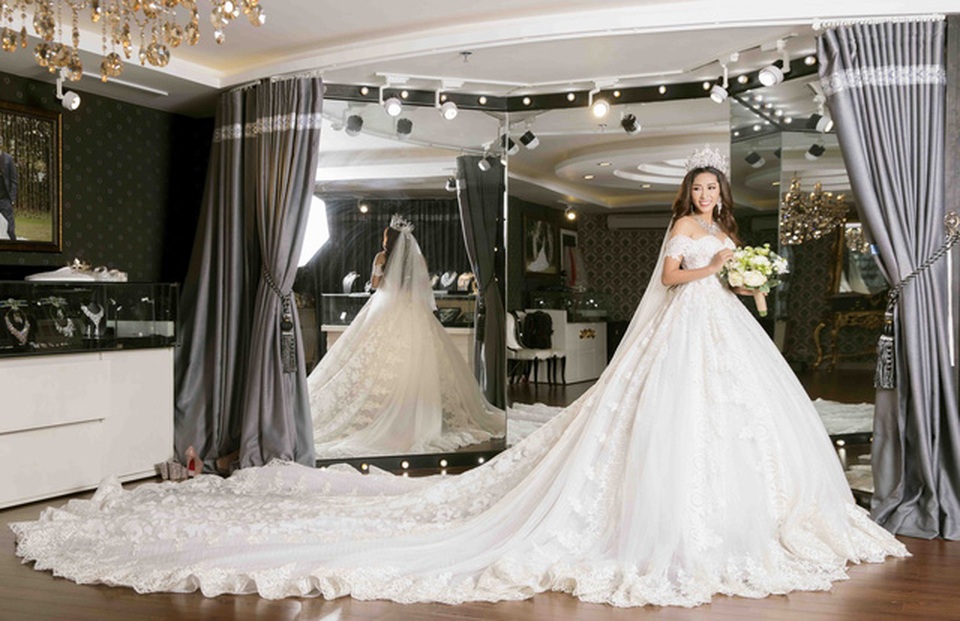 Đặng Thu Thảo là một trong số những ít những người đẹp đầu tư khủng cho trang phục cô dâu của mình