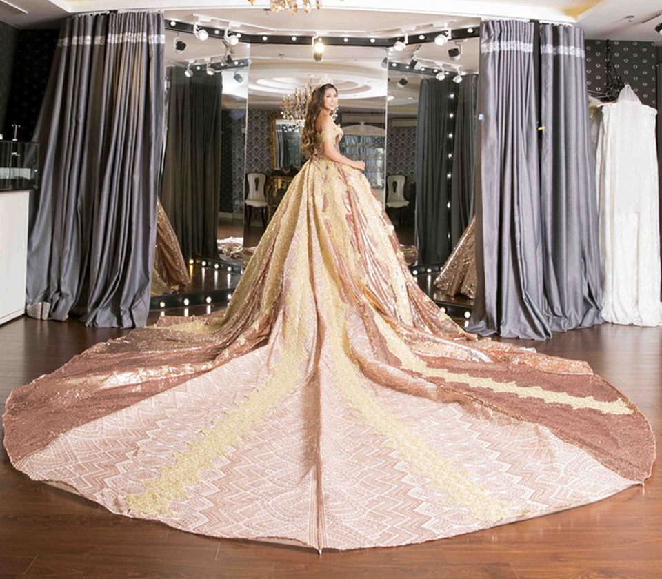 Độ dài của chiếc váy cưới này lên đến 5m, tất cả các họa tiết đều được làm thủ công rất công phu