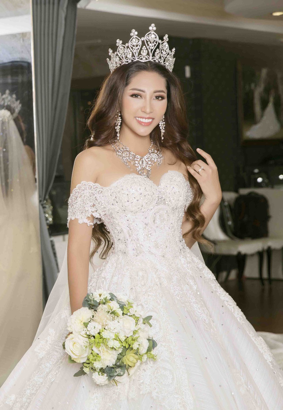 
Váy cưới của Hoa hậu Đặng Thu Thảo được đính kết thủ công với những chất liệu cao cấp quý hiếm như pha lê trong suốt, những loại đá, hạt hiếm có
