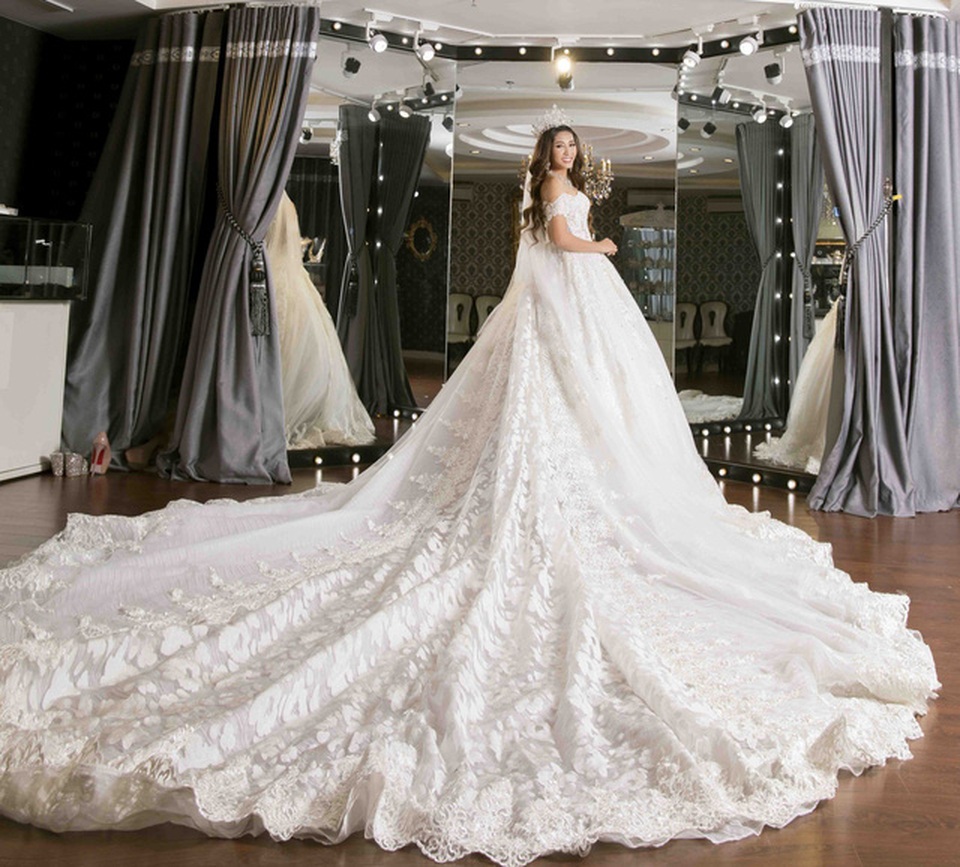 Hoa hậu Đại dương còn có chiếc váy cưới màu trắng cũng có độ dài khủng, lộng lẫy không kém