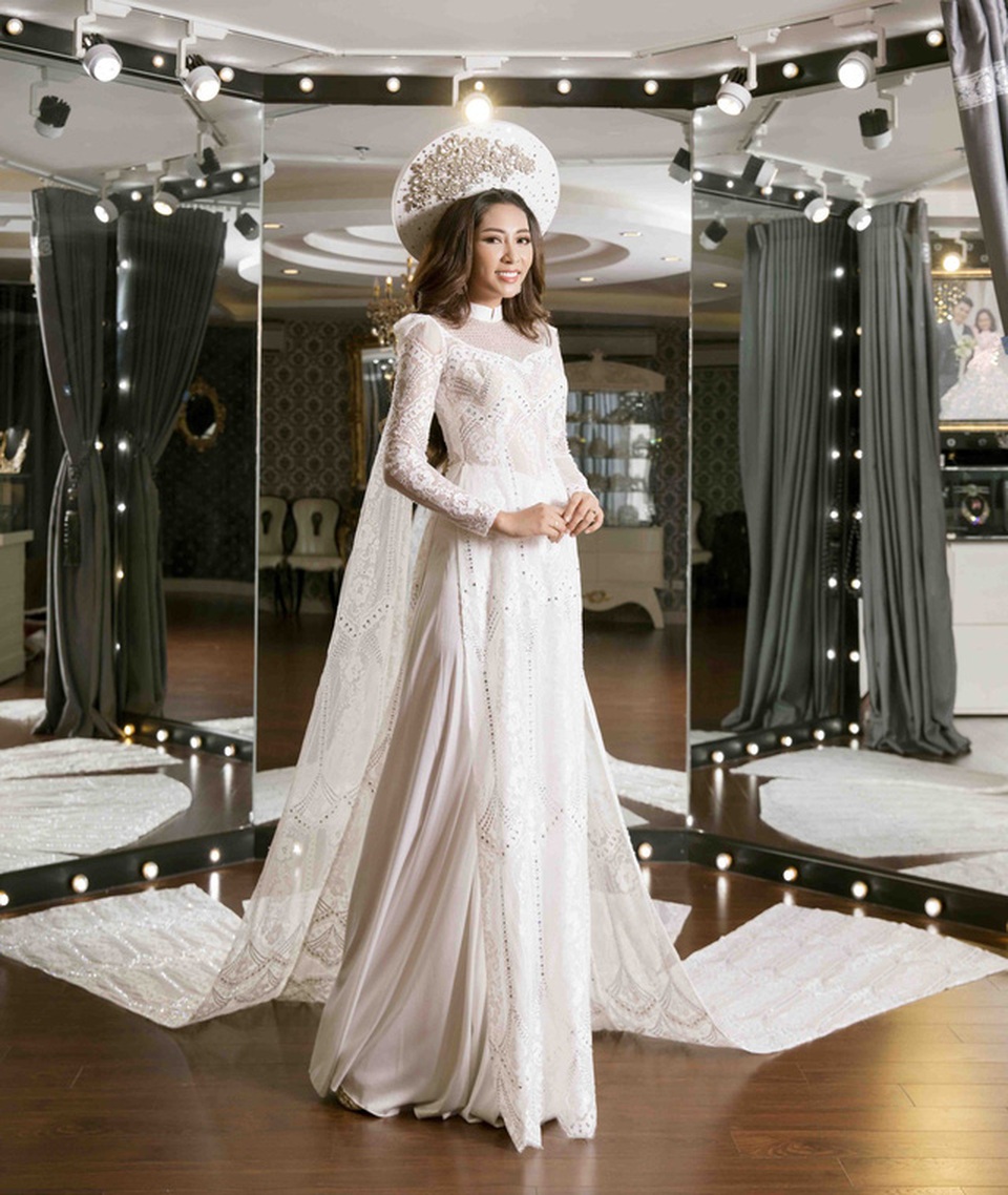 Ngoài ra, Đặng Thu Thảo còn chọn trang phục áo dài trắng, đội mấn theo phong cách trang phục cưới sang trọng.