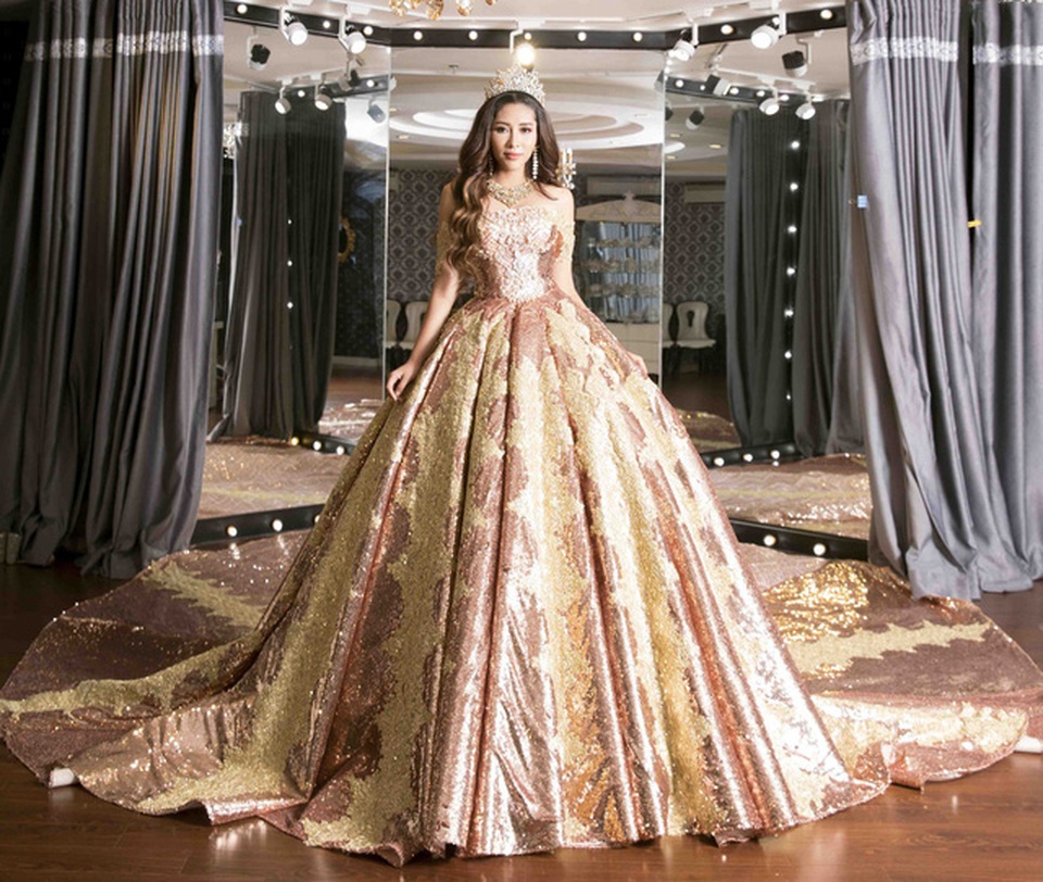 Bộ váy cưới đầm màu hồng kiêu sa ghép ren vàng ròng lấp lánh vô cùng sang trọng
