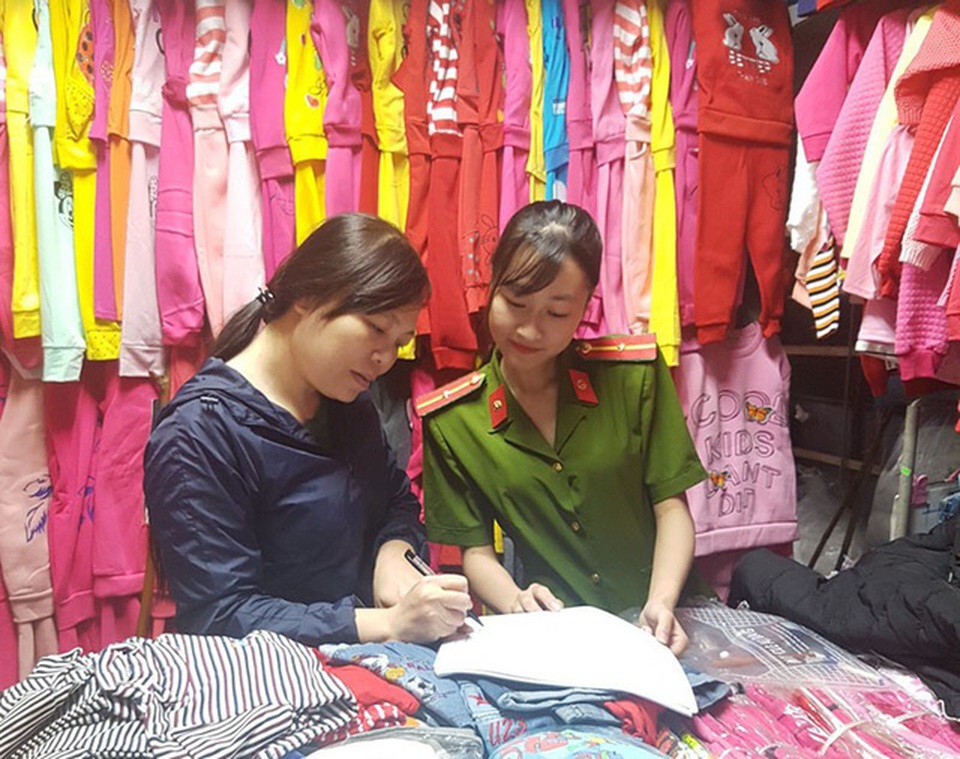 Công an Hà Tĩnh đến tận nhà dân lấy ý kiến đánh giá thái độ phục vụ - 3
Lấy ý kiến tại các điểm kinh doanh.