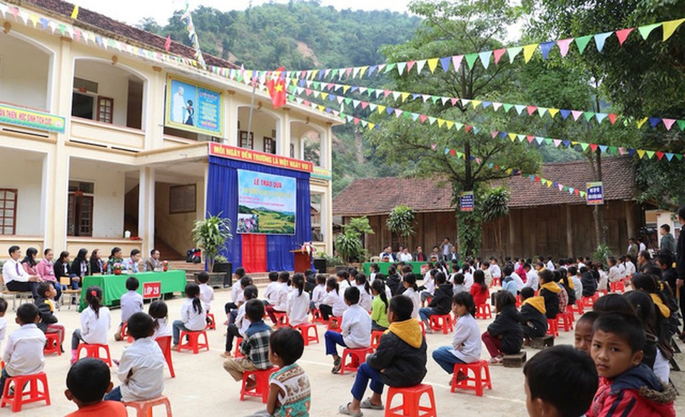 Vượt hơn 250km mang áo ấm, quà đến với học sinh vùng lũ biên giới - 3 Quang cảnh các em háo hức trong buổi trao quà.