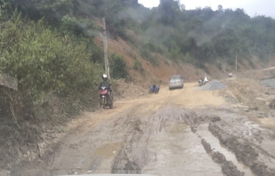Vượt hơn 250km mang áo ấm, quà đến với học sinh vùng lũ biên giới - 1 Cung đường vào Tà Cạ sau cơn bão đợt tháng 8 vừa qua đã bị hại nghiêm trọng, một bên đồi núi đất sạt lở lấp đường, một bên mép sông Nậm Mộ nước xoáy ăn sâu khiến cho cung đường này mất nhiều đoạn không thể lưu thông.