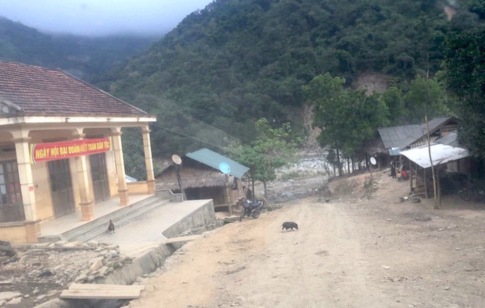 Vượt hơn 250km mang áo ấm, quà đến với học sinh vùng lũ biên giới - 2 Cung đường vào xã Tà Cạ chỉ chưa đầy 10km nhưng phải di chuyển mất gần 1h đồng hồ mới tới địa điểm trường.