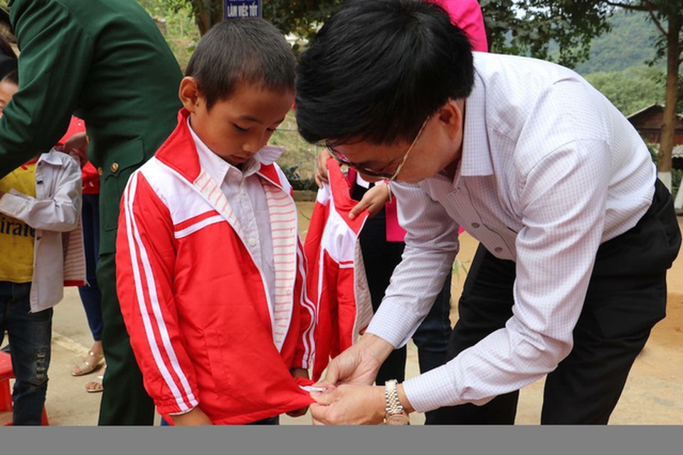Vượt hơn 250km mang áo ấm, quà đến với học sinh vùng lũ biên giới - 4 Ông Nguyễn Văn Thông - Phó Bí thư Tỉnh ủy Nghệ An tặng áo ấm cho các em học sinh Trường Tiểu học Tà Cạ.