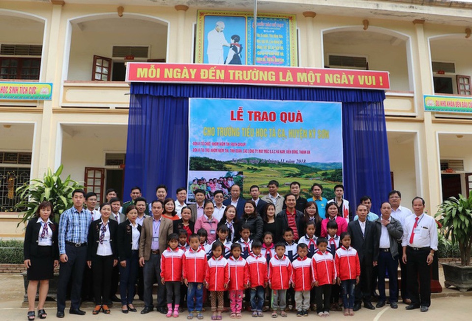 Vượt hơn 250km mang áo ấm, quà đến với học sinh vùng lũ biên giới - 5
Các em học sinh Trường Tiểu học đón nhận áo ấm mùa đông của nhóm Niềm tin.