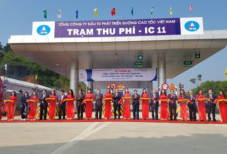 Cao tốc Nội Bài - Lào Cai có thêm một điểm kết nối tại Phú Thọ - 2 Phó Chủ tịch Quốc hội Phùng Quốc Hiển cùng lãnh đạo tỉnh Phú Thọ cắt băng khánh thành nút giao IC-11