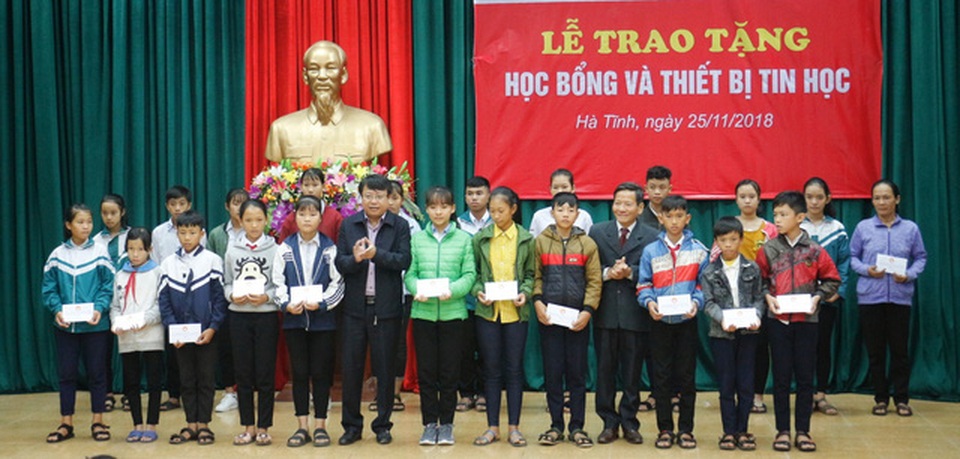 Hà Tĩnh: Trao 350 suất học bổng đến giáo viên, học sinh, sinh viên - 1
Lãnh đạo tỉnh và Hội Khuyến học Hà Tĩnh trao học bổng cho các em học sinh.