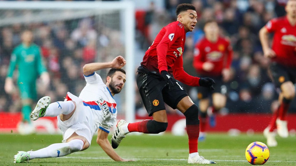 Những khoảnh khắc bất lực của Man Utd trước Crystal Palace - 5
Lingard chơi khá nhạt nhòa khi được Mourinho sử dụng như một cầu thủ tấn công phải