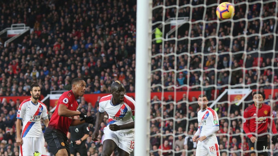 Những khoảnh khắc bất lực của Man Utd trước Crystal Palace - 7
Pha đánh đầu không thành của Martial sau đường chuyền của Lingard