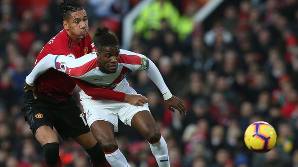Những khoảnh khắc bất lực của Man Utd trước Crystal Palace - 8
Zaha khiến hàng thủ của Man Utd gặp nhiều khó khăn với những pha bóng di chuyển tốc độ