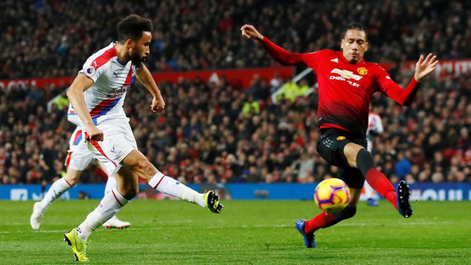 Những khoảnh khắc bất lực của Man Utd trước Crystal Palace - 13
Smalling ngăn chặn pha dứt điểm của Townsend