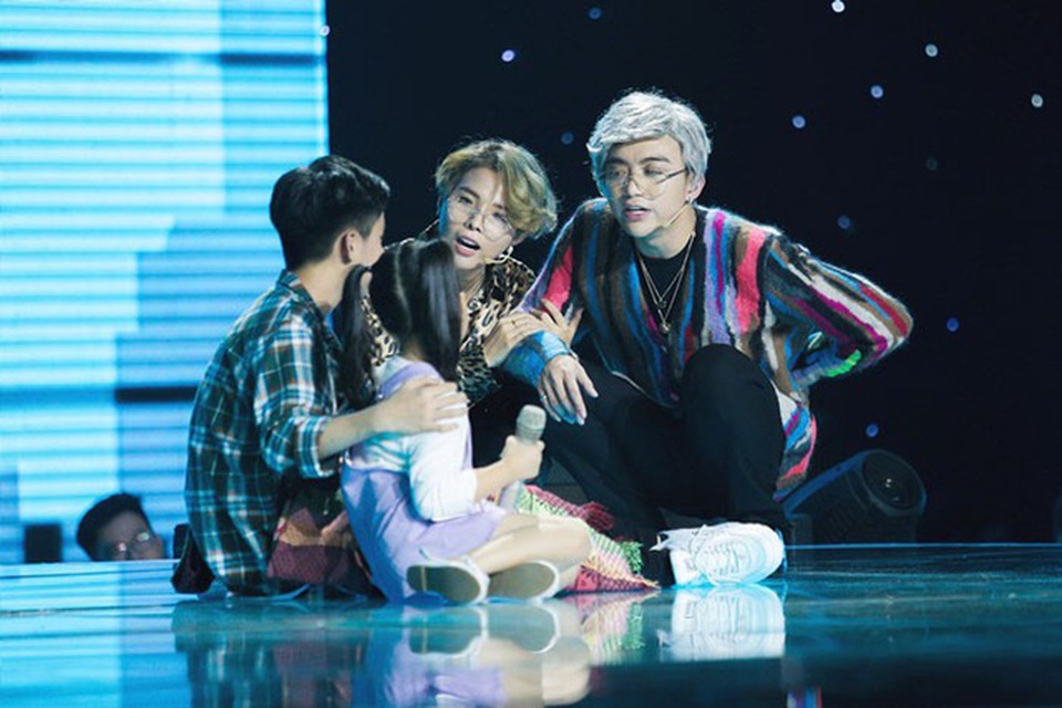 Vũ Cát Tường- Soobin Hoàng Sơn buồn rũ rượi nhìn học trò ôm nhau khóc - 5 Vũ Cát Tường- Soobin Hoàng Sơn buồn rũ rượi nhìn học trò ôm nhau khóc - 5