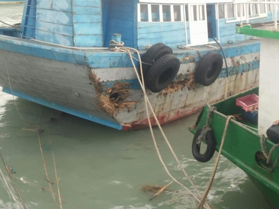 Bão số 9 đổ bộ vào đất liền, nhiều cây gãy đổ tại Vũng Tàu - 11 Các thuyền bị sóng đánh hư hỏng 1 số nơi
