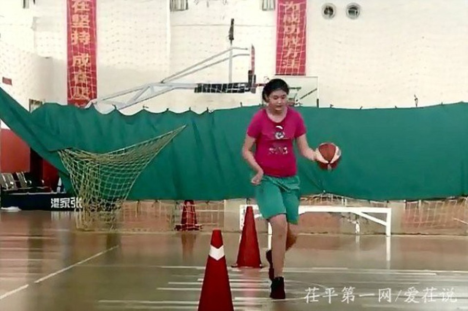 Bé gái 11 tuổi cao 2,1 mét, lập kỷ lục thế giới - 2 Nhiều người tin rằng Zhang là bé gái cao nhất thế giới