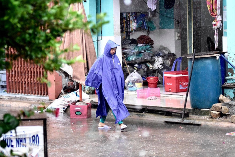 Bão số 9 đổ bộ vào đất liền, nhiều cây gãy đổ tại Vũng Tàu - 31 Bão số 9 đổ bộ vào đất liền, nhiều cây gãy đổ tại Vũng Tàu - 31