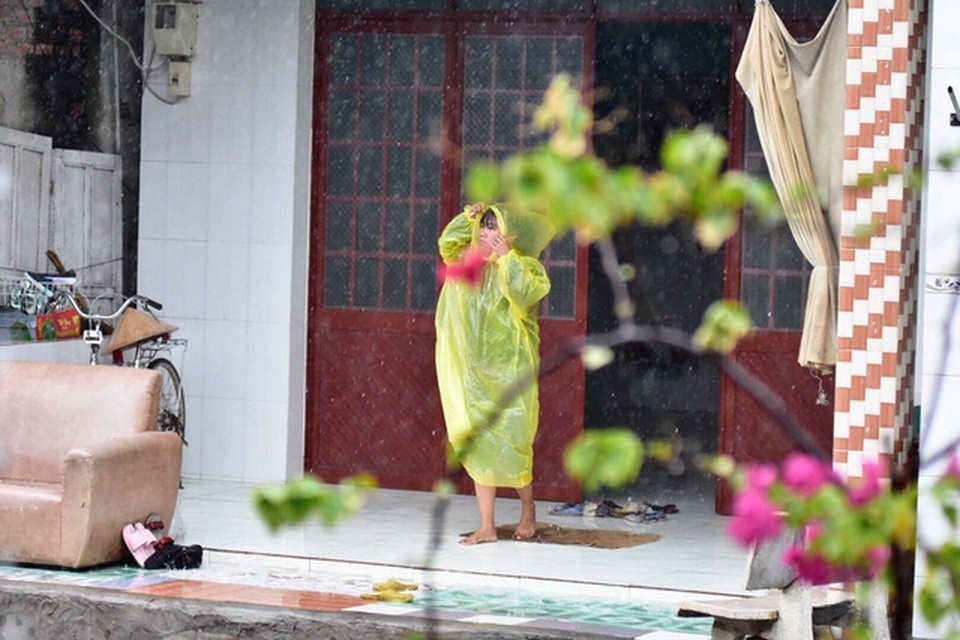 Bão số 9 đổ bộ vào đất liền, nhiều cây gãy đổ tại Vũng Tàu - 32 Nhiều người dân vẫn đội áo mưa ra đường, loa phát thanh liên tục nhắc nhở người dân hạn chế ra đường