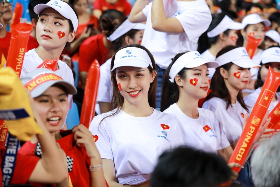 Cổ động viên Việt Nam thắp lửa sân Hàng Đẫy ở trận gặp Campuchia - 3 Cổ động viên nữ Việt Nam không hề kém cạnh ở độ xinh đẹp