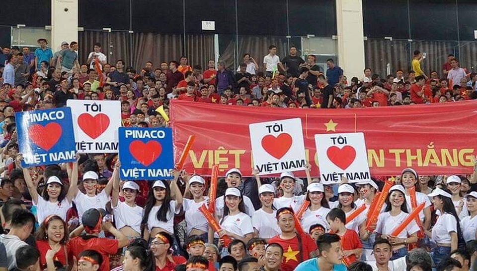 Cổ động viên Việt Nam thắp lửa sân Hàng Đẫy ở trận gặp Campuchia - 6 Ắc quy Đồng Nai – PINACO rất “chịu chơi” khi có hơn 20 cổ động viên xinh đẹp “thắp lửa” trên khán đài mỗi trận đấu.