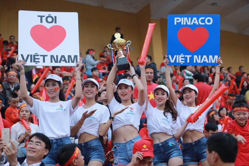 Cổ động viên Việt Nam thắp lửa sân Hàng Đẫy ở trận gặp Campuchia - 7 Ắc quy Đồng Nai - PINACO cùng hàng triệu trái tim người hâm mộ Việt Nam mong chờ cup vô địch AFF Suzuki Cup 2018