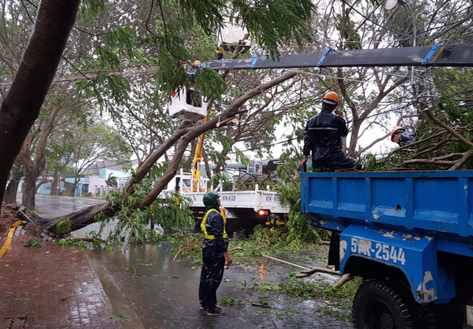 Sài Gòn ngập khắp nơi, cây đổ đè người đi đường tử vong - 24 Sài Gòn ngập khắp nơi, cây đổ đè người đi đường tử vong - 24