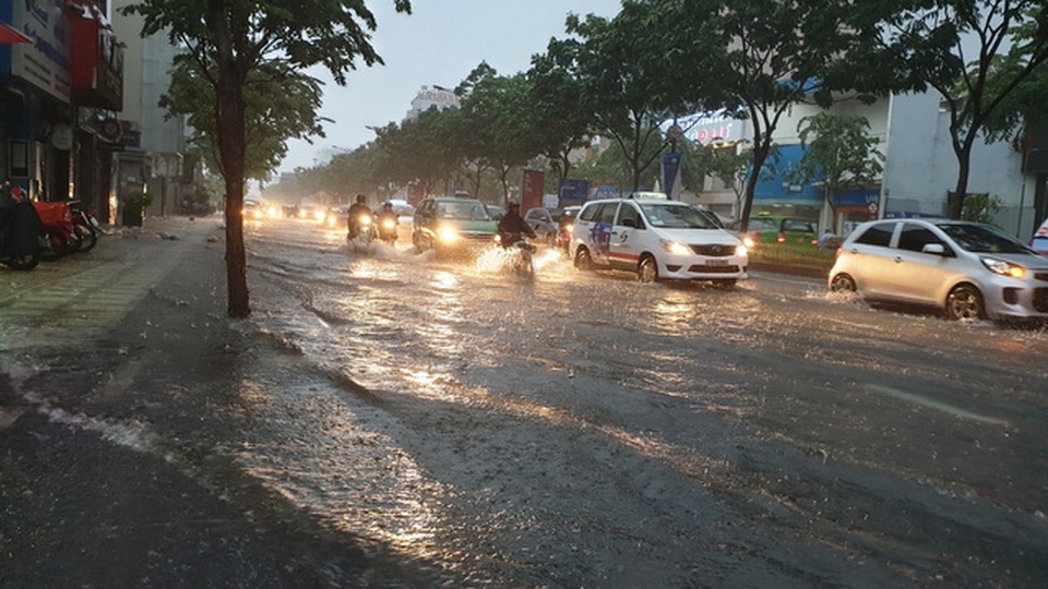 Sài Gòn ngập khắp nơi, cây đổ đè người đi đường tử vong - 18 Đường vào sân bay Tân Sơn Nhất cũng ngập lênh láng chiều 25/11